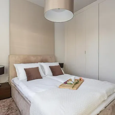Before Making A Request, Read My Host Profile At Bottom Of Page # Shortstaypoland Platinum Towers Skyline Warszawa
